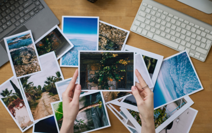 Fotografo che sceglie fotografie | ottimizzare le foto per la stampa