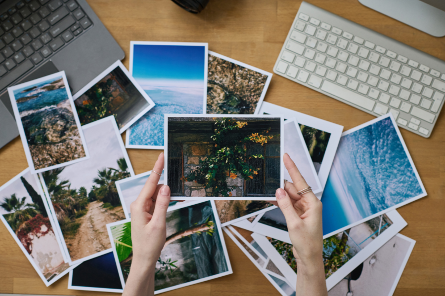 Fotografo che sceglie fotografie | ottimizzare le foto per la stampa