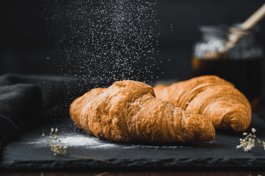 croissant con zucchero a velo